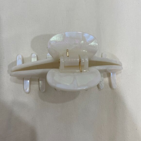 Alo 90's Claw Clip in white pearl - Picture 2 of 5